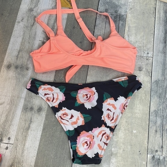 NWT. Two piece bathing suite.  Tropical. Floral. Size small. Excellent condition - Picture 2 of 8